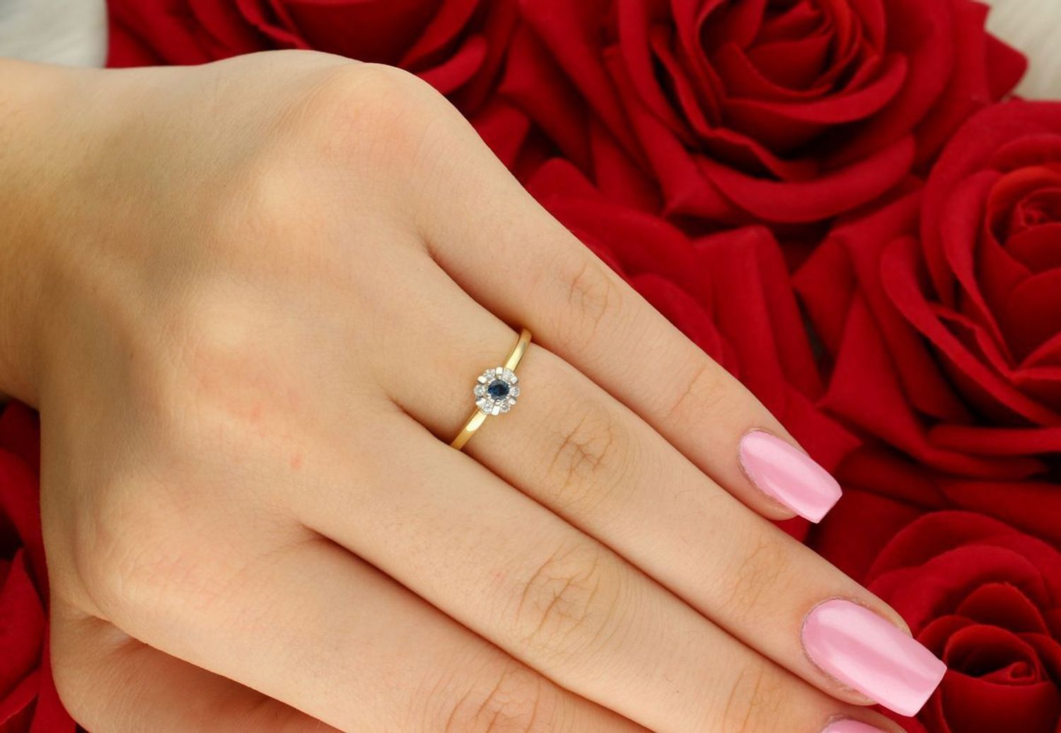 Pierścionek z żółtego złota 585 z szafirem 2,5 mm i 6 diamentami 0,07 ct (SI2H). Wzór w kształcie kwiatu. Delikatna, romantyczna biżuteria z certyfikatem.1.jpg